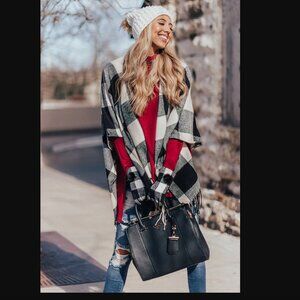 MANHATTAN MORNINGS BUFFALO CHECK PONCHO IN BLACK/CREAM